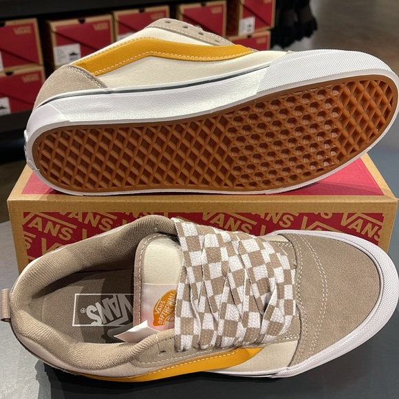 Vans Men’s Knu Skool
Mega Check Gray/Marshmall
VN0009QC0BP
Sneakers - Picture 3 of 16